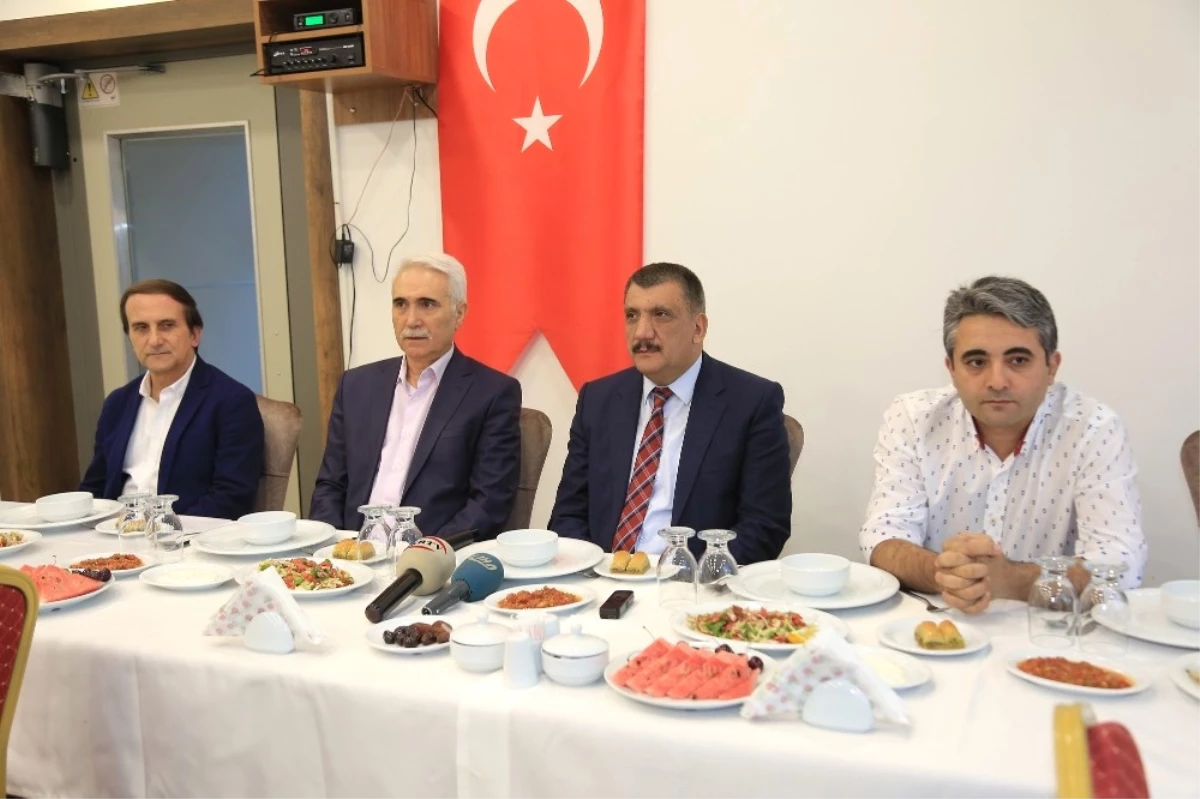 Belediye Başkanı Gürkan Medya Temsilcileri ile İftarda Bir Araya Geldi