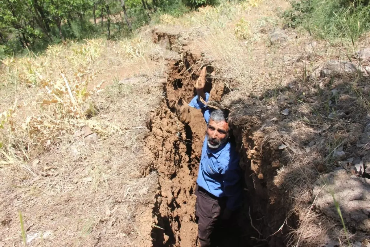 Bingöl\'de İnsan Boyundaki Esrarengiz Yarıklar Köy Halkını Dehşete Düşürüyor