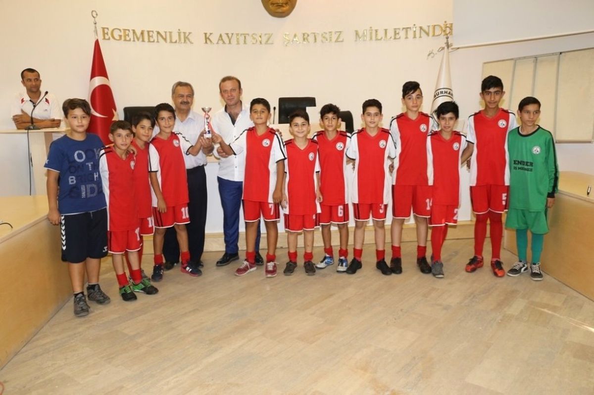 Burhaniye\'de Başkan Uysal Küçük Şampiyonlara Kupa Verdi