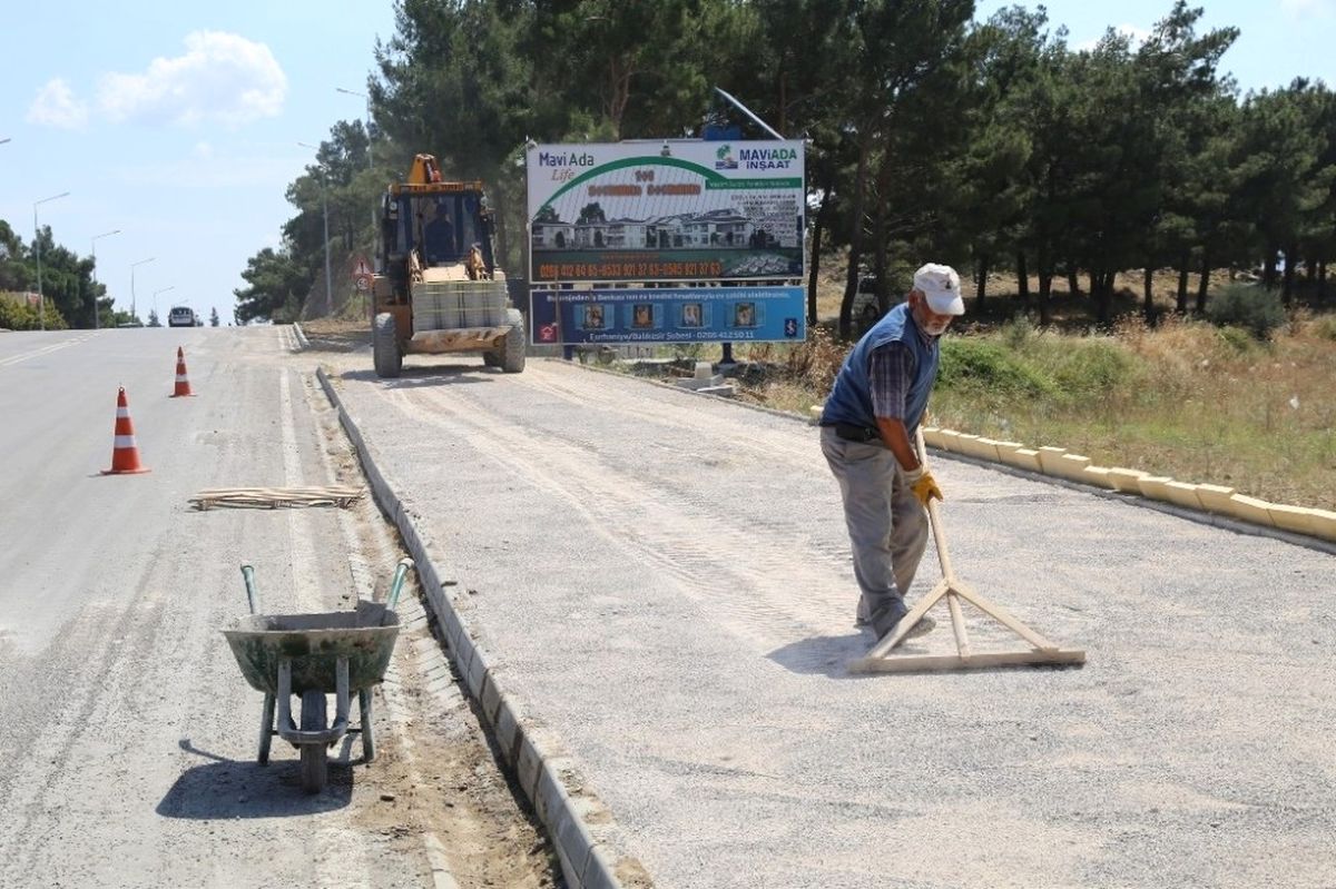 Burhaniye\'de Engellilere Özel Yollar Yapılıyor