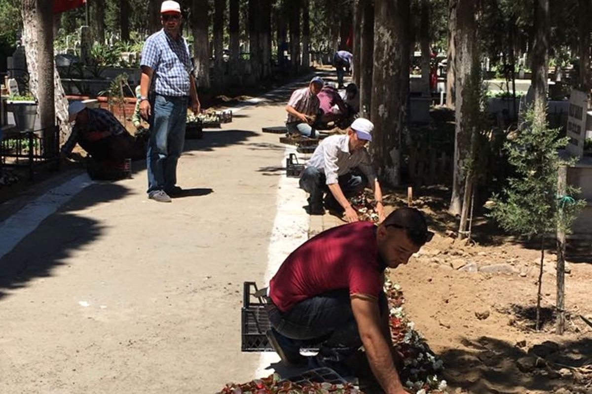 Burhaniye\'de Mezarlıklar Bakıma Alındı