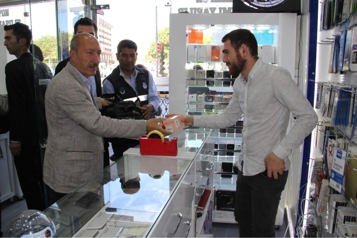 Büyükşehir Belediyesi, Gül Suyu ve Kandil Simiti Dağıttı