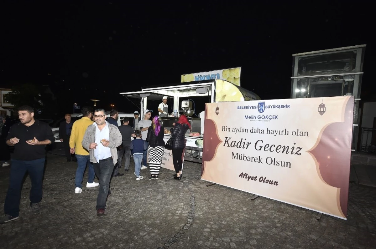 Büyükşehir Belediyesi Kadir Gecesi\'nde Lokma Dağıttı