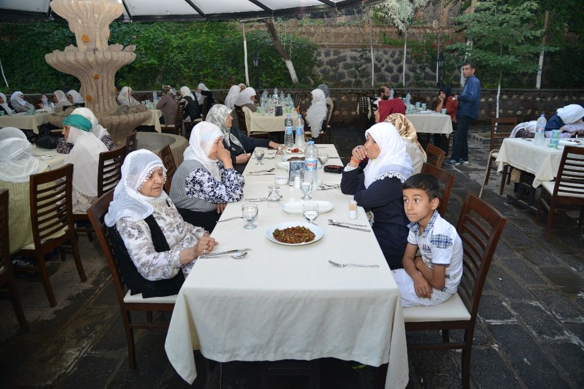 Büyükşehir Belediyesi Yaşlıları İftarda Bir Araya Getirdi