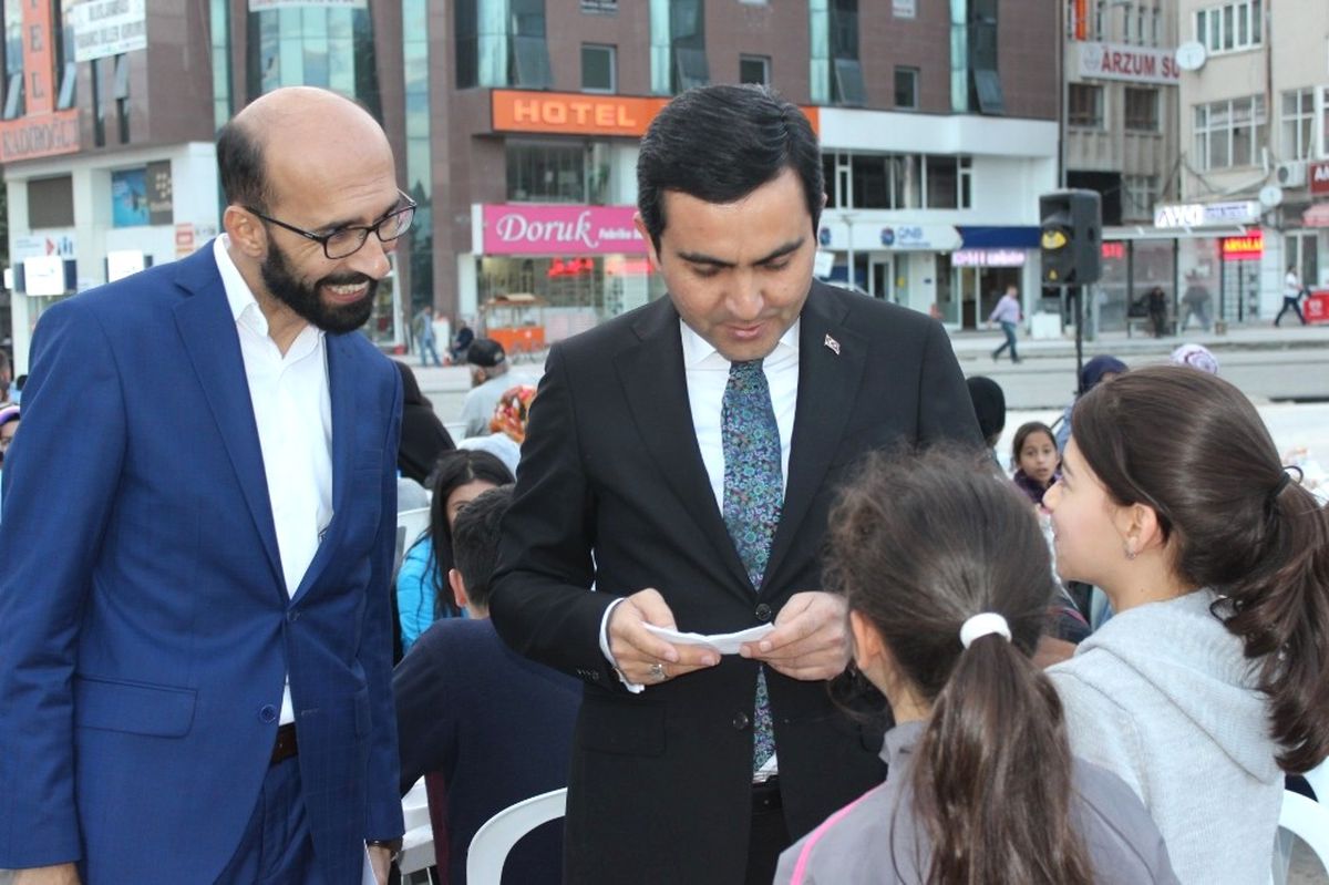 Chp,mhp ve AK Parti Belediye\'nin Meydan İftarında Bir Araya Geldi
