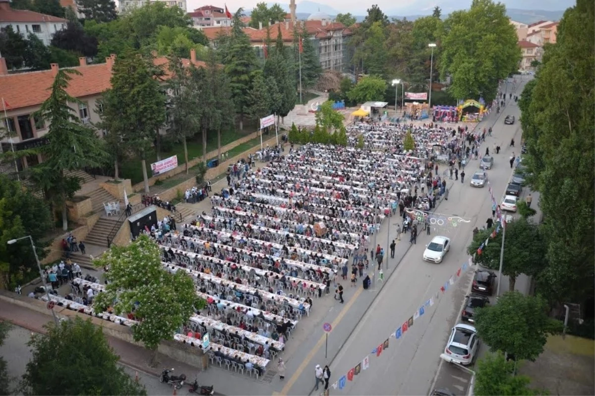 Cumhuriyet Mahallesi\'nde Binlerce Kişi Hep Birlikte Oruç Açtı