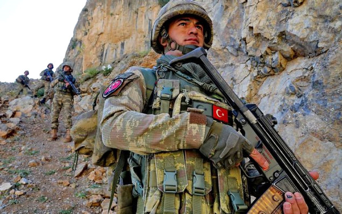Dağlıca\'nın Hakimi Mehmetçik,Teröristlerin İnlerine Giriyor!