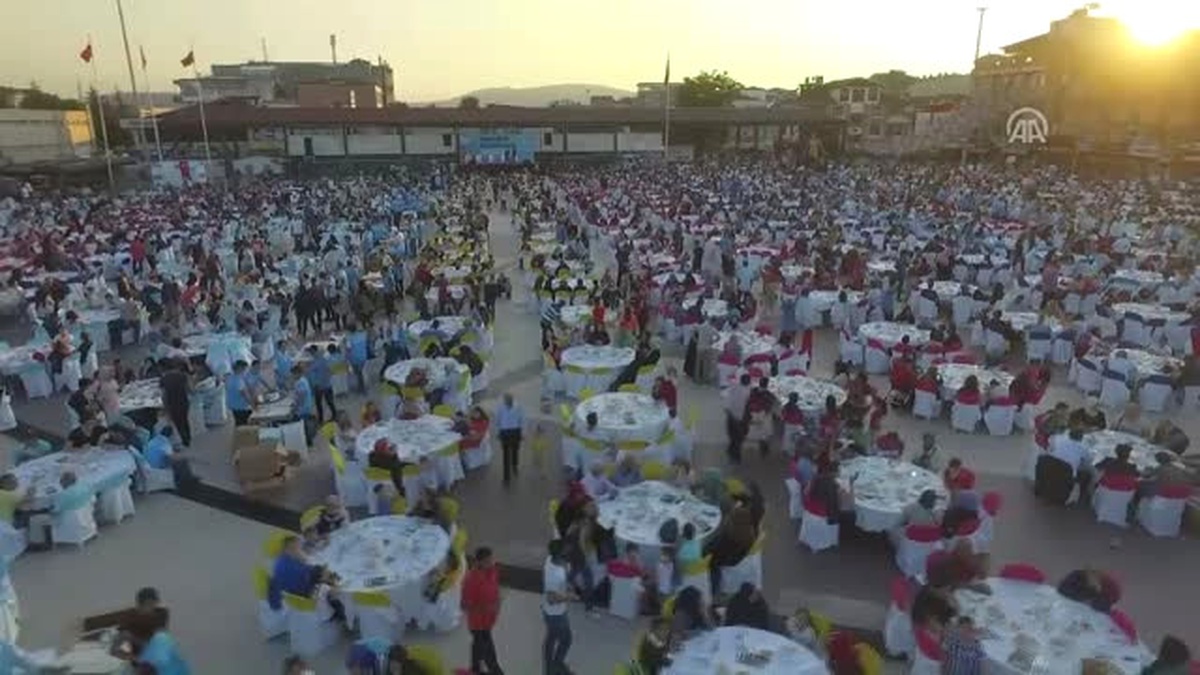 Demokrasi Meydanı Bu Kez İftar İçin Doldu