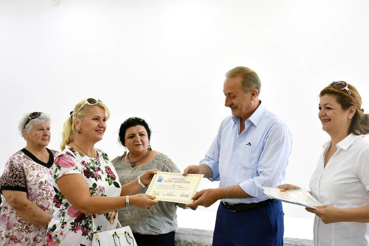 Didim Belediyesinin Kültür ve Sanat Atölyesi Kursiyeleri Belgelerini Aldı