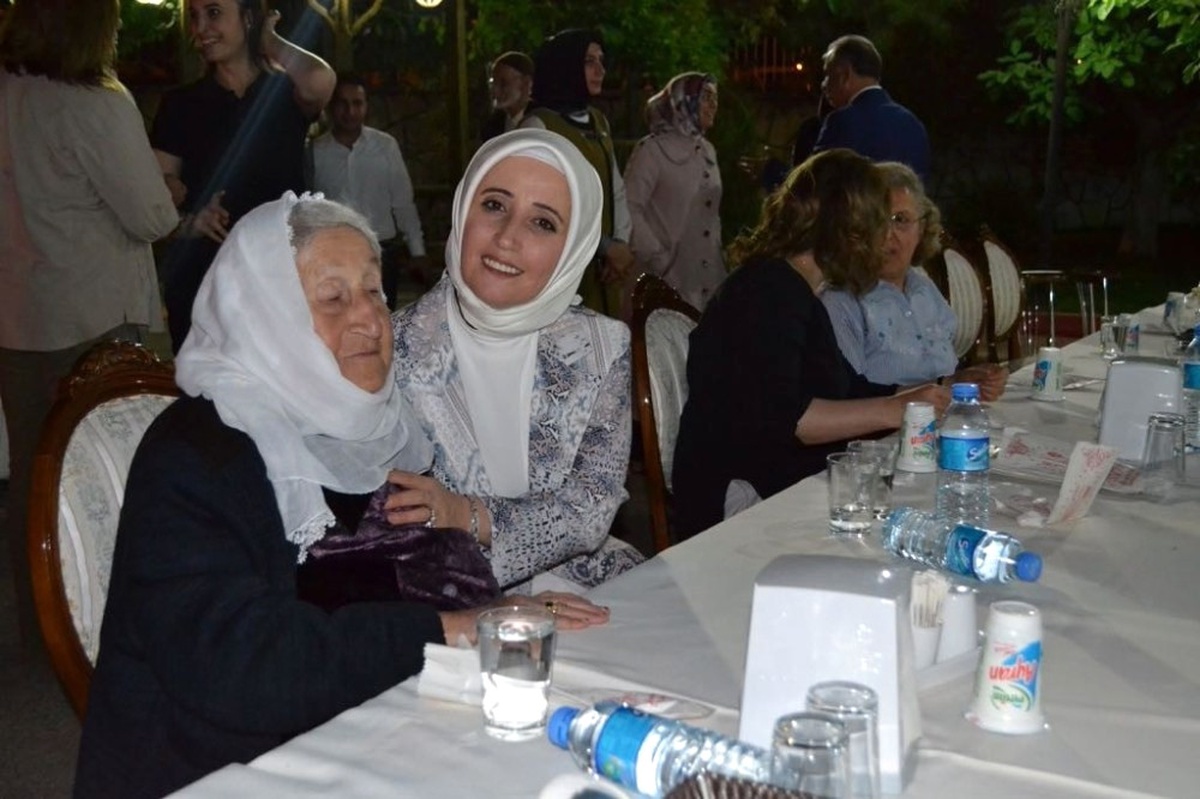 Esra Tüfenkci, Huzurevi Sakinleriyle İftarda Buluştu