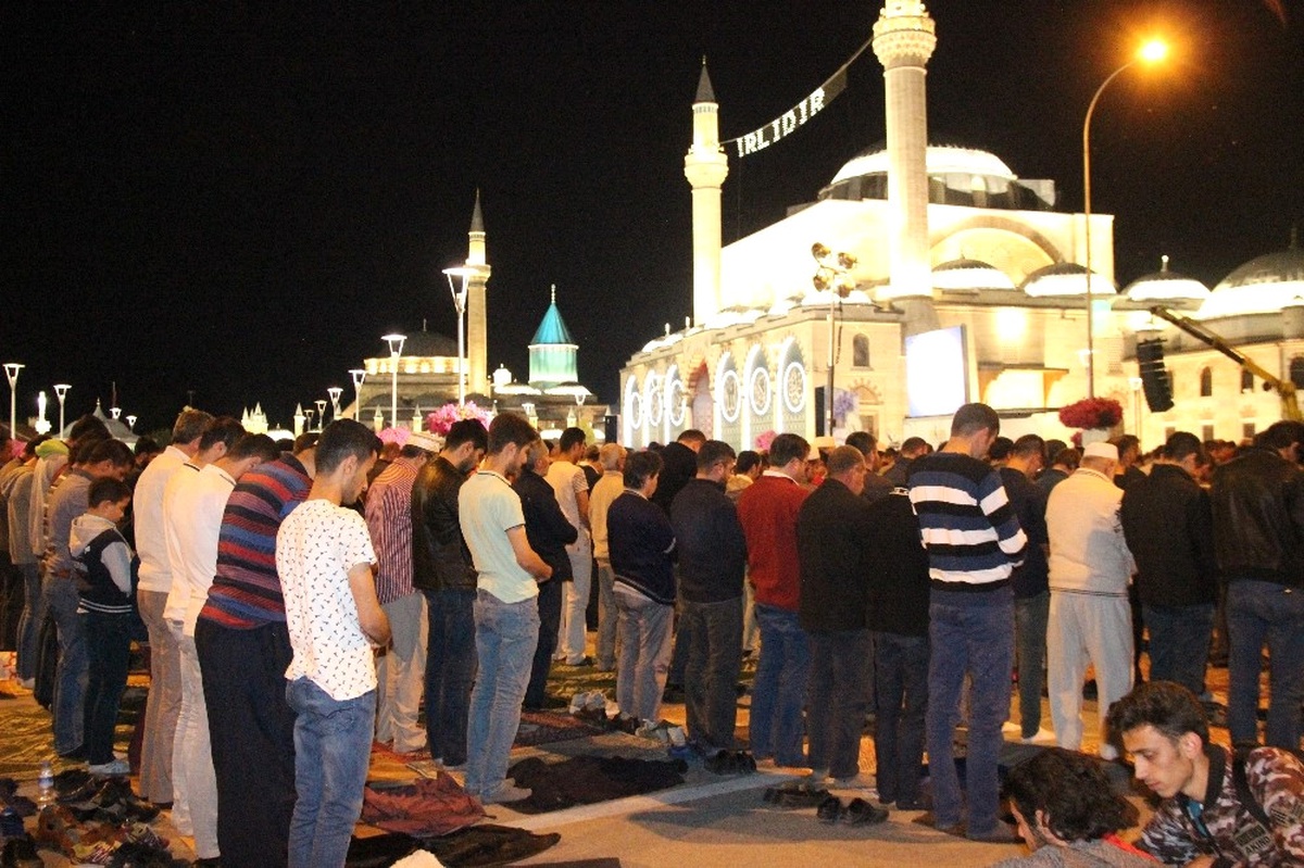 Gazze\'deki Tarihi Büyük Ömer Cami\'nde Kadir Gecesi