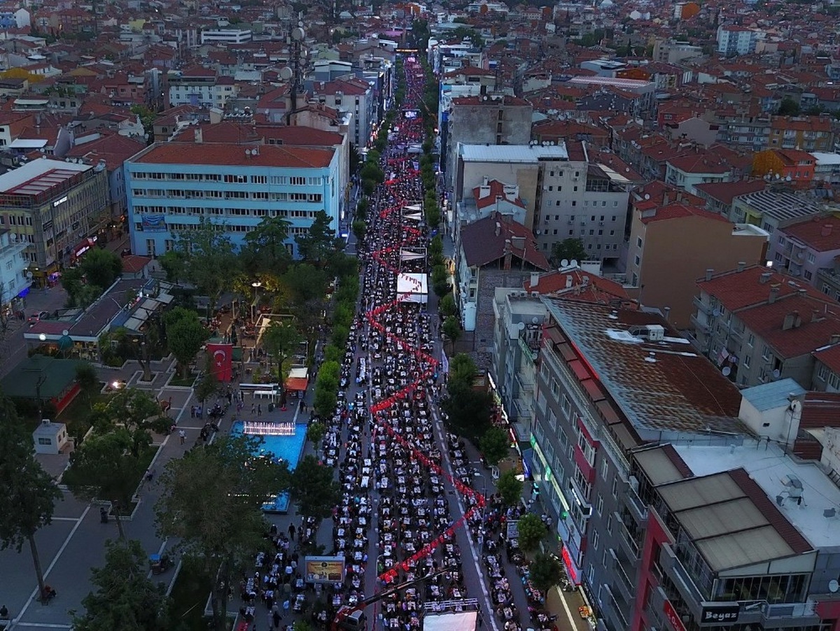 Gelenek Bozulmadı, Türkiye\'nin En Büyük İftar Sofrası Uşak\'ta Kuruldu
