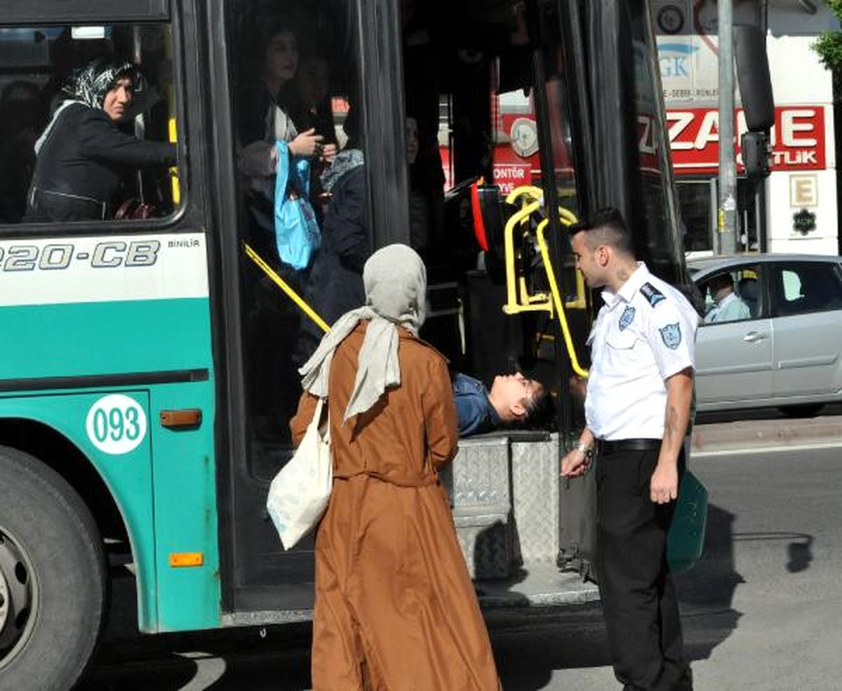 Halk Otobüsü Şoförü, Ani Fren Yapınca Düşüp Yaralanan Liseli Kızı Hemen Hastaneye Götürdü