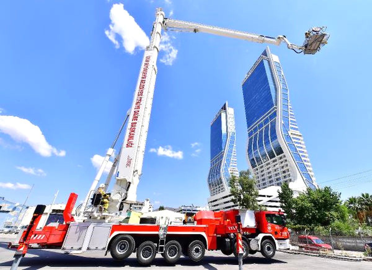 İzmir\'e 104 Metrelik Yangın Merdiveni