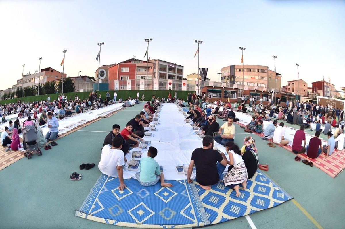Kadir Gecesi\'nde Beyoğlu\'nda 5 Bin Kişilik İftar