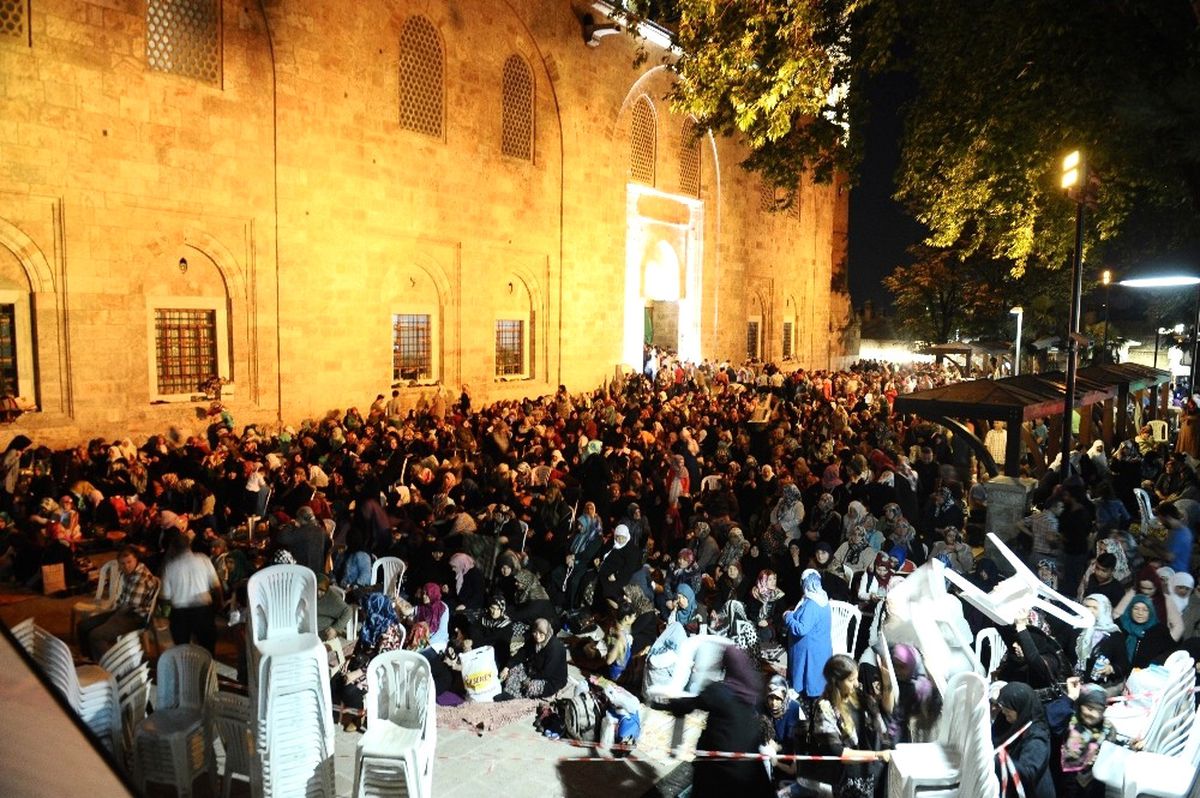 Kadir Gecesi\'nde Bursalılar Ulu Cami\'yi Doldurdu