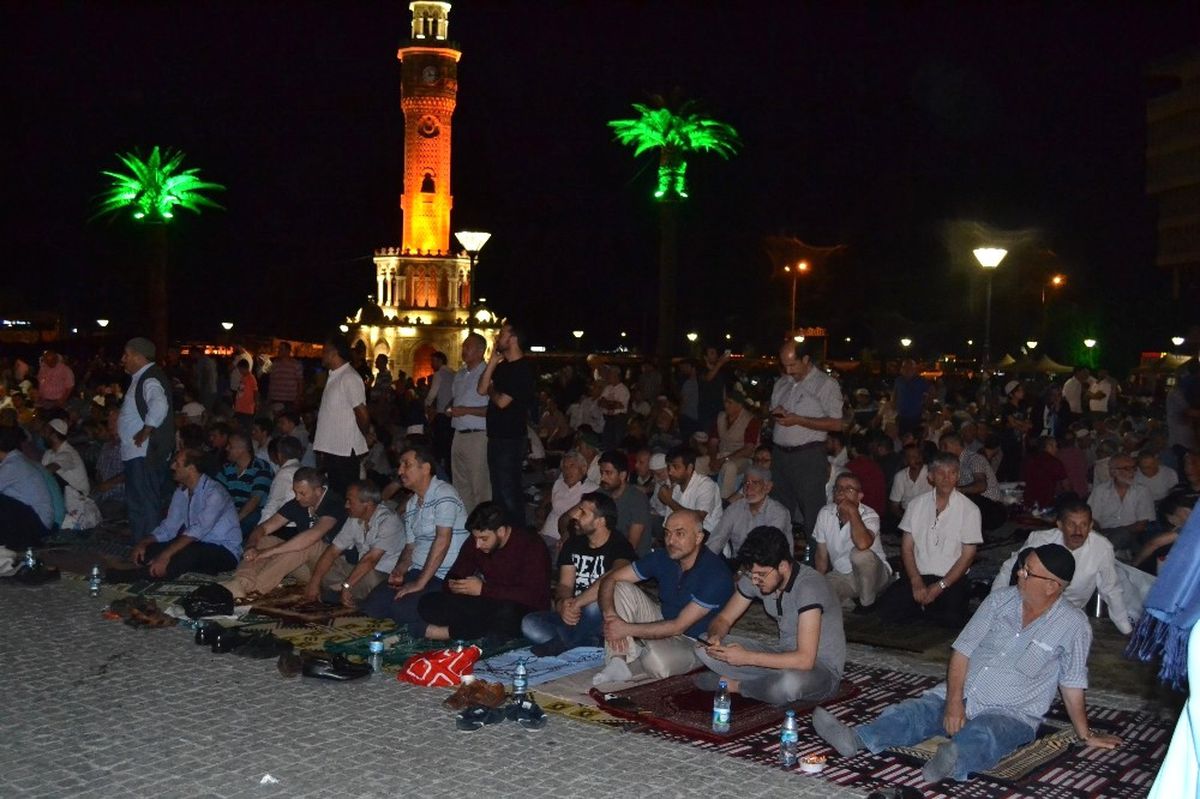Kadir Gecesi\'nde Gönüller Bir Oldu