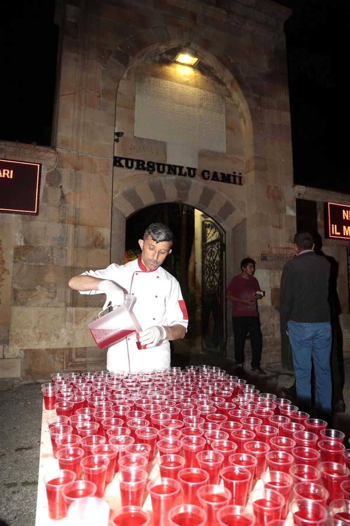 Kadir Gecesi\'nde Şerbet Dağıtıldı