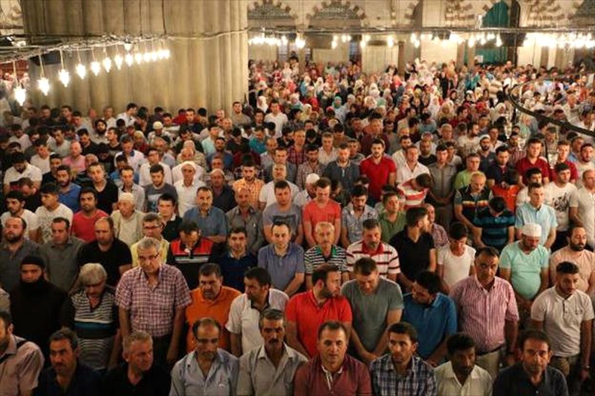Kadir Gecesi\'nde Sultanahmet Camii Doldu Taştı