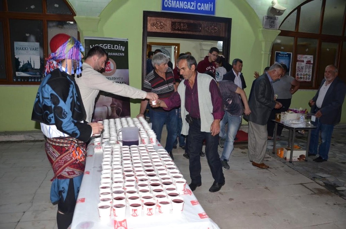 Kadir Gecesi\'nde Vatandaşlara Osmanlı Şerbeti İkramı Yapıldı