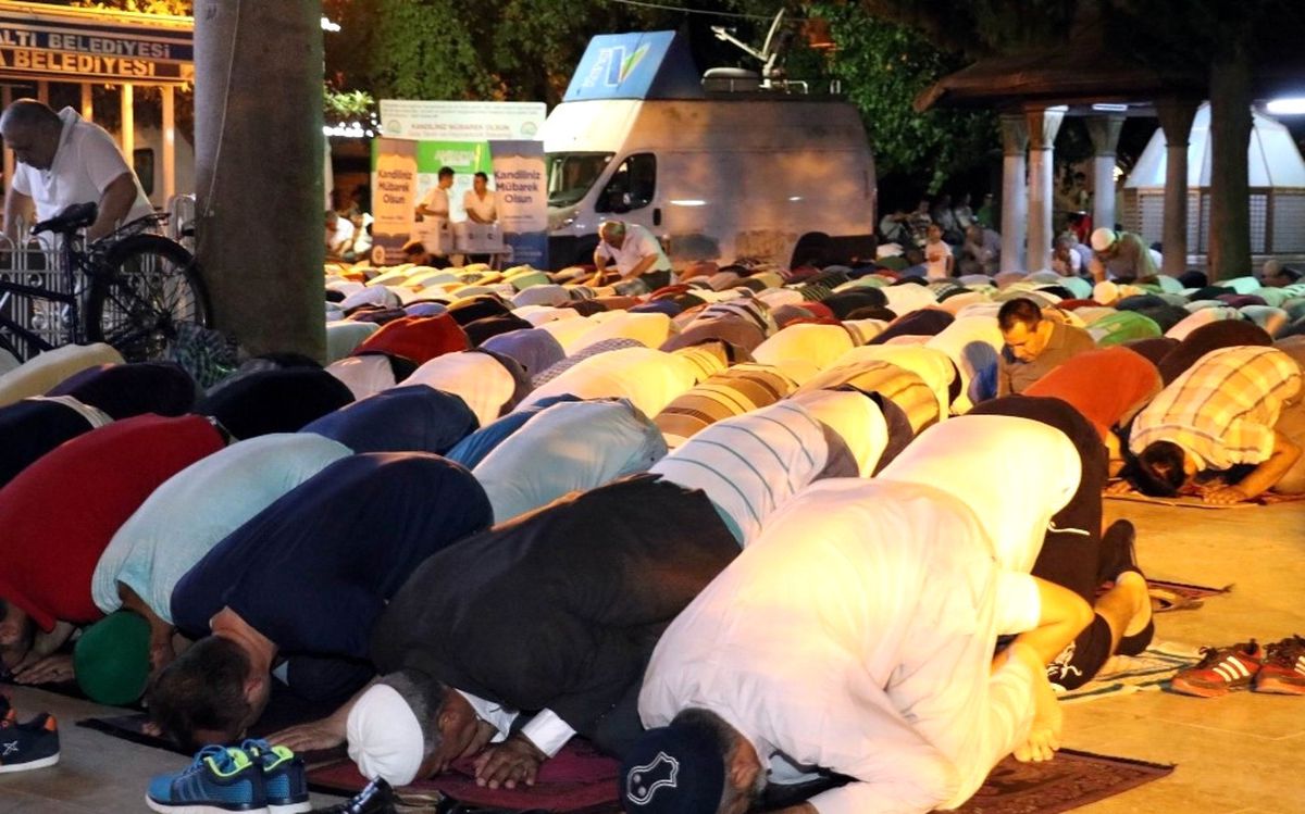 Kadir Gecesinde Antalya\'da Camiler Doldu Taştı