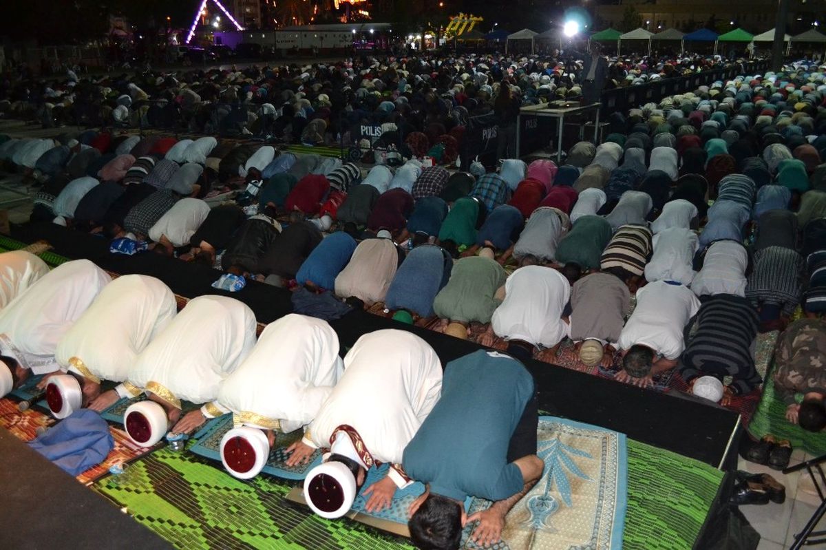 Kadir Gecesinde Binlerce Kişi Teravih Namazında Buluştu