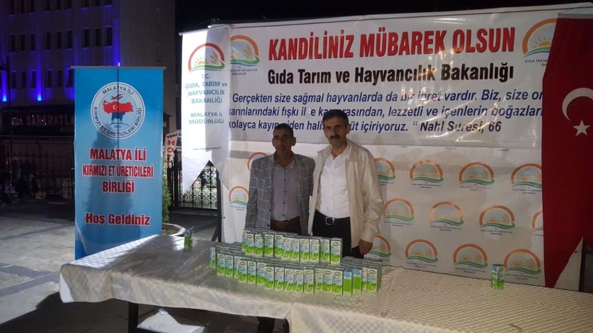Kadir Gecesinde Vatandaşlara Süt İkram Edildi