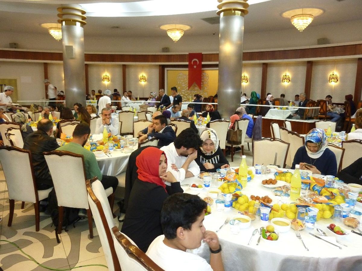 Kalkınma Bakanı Elvan, Ümraniye\'de Mersinlilerle İftar Sofrasında Bir Araya Geldi