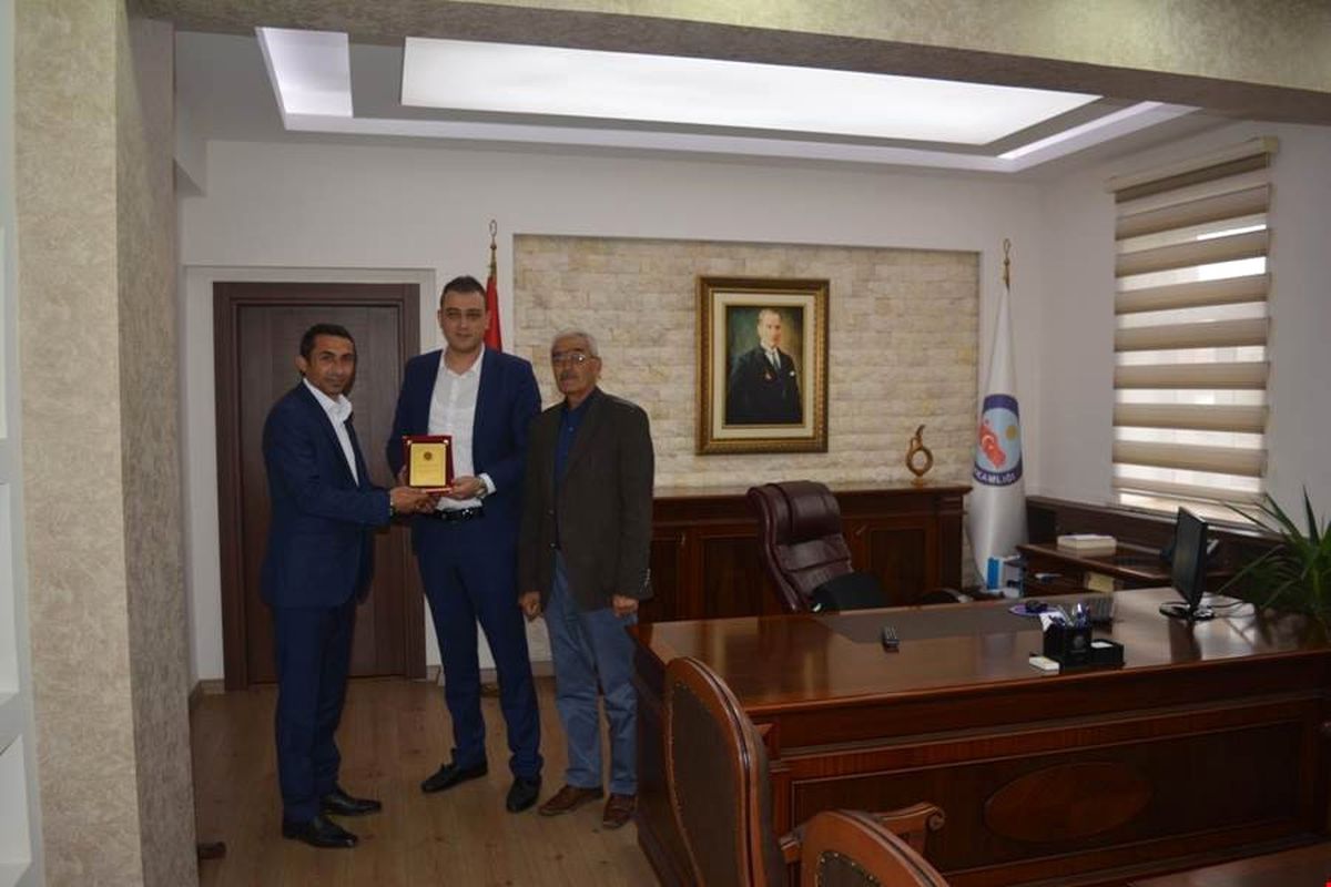 Kaymakam Akbulut Tepeköy Dernek Başkanı Aslanhan\'a Teşekkür Plaketi Verdi