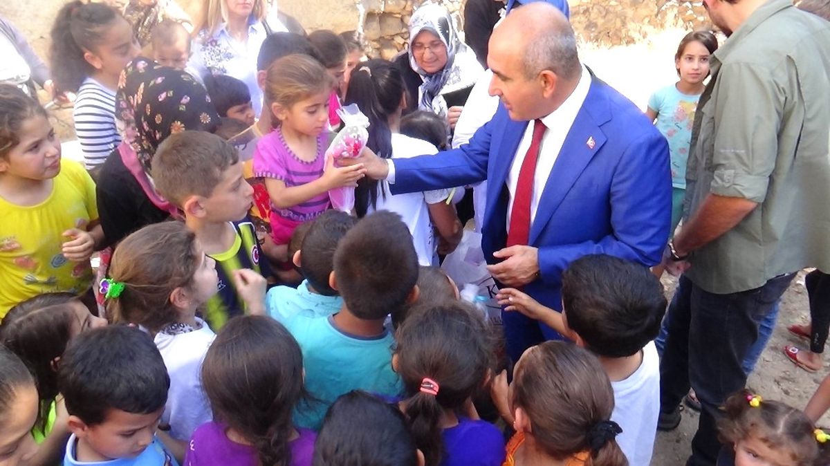 Kilis\'te Bayram Öncesi Çocuklara Oyuncak Bebek Dağıtıldı
