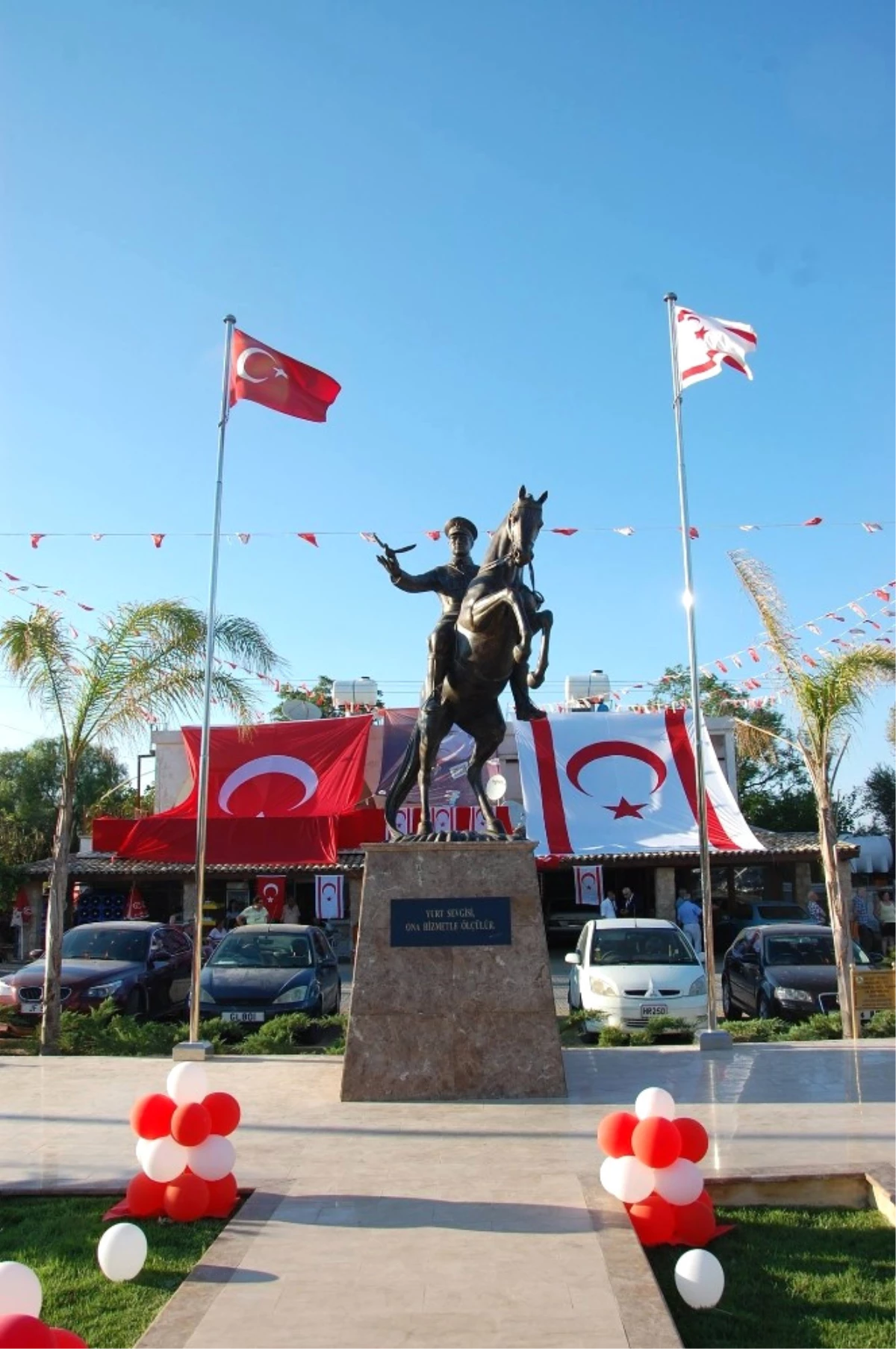 KKTC Lapta\'ya Atatürk Heykeli