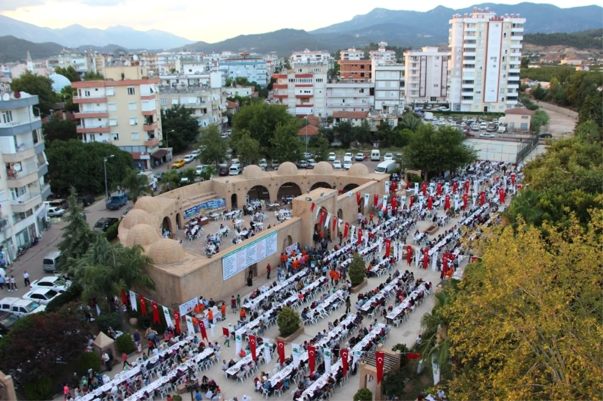 Kumluca\'da 10 Bin Kişilik İftar Sofrası Kuruldu