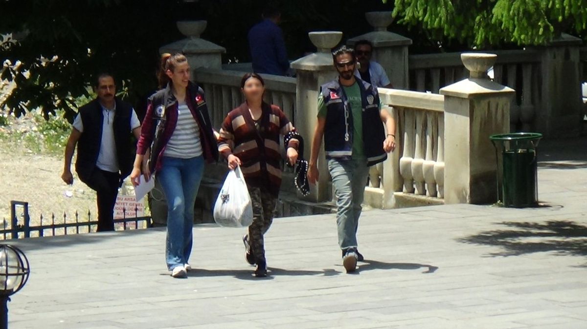 Kütahya\'da, 2 Çocuk Annesi Uyuşturucu Satıcısı Kadın Suç Üstü Yakalandı
