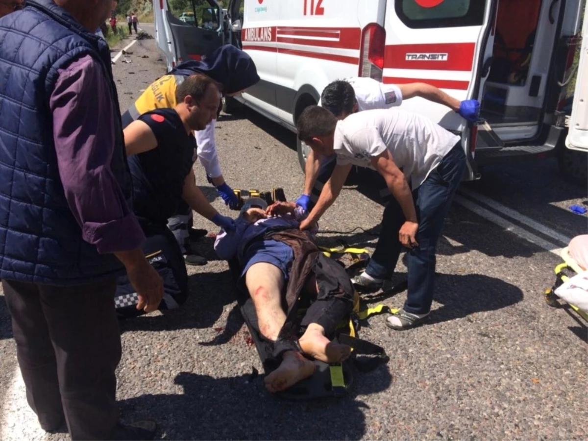Manisa\'da Motosiklet ile Otomobil Kafa Kafaya Çarpıştı: 3 Yaralı
