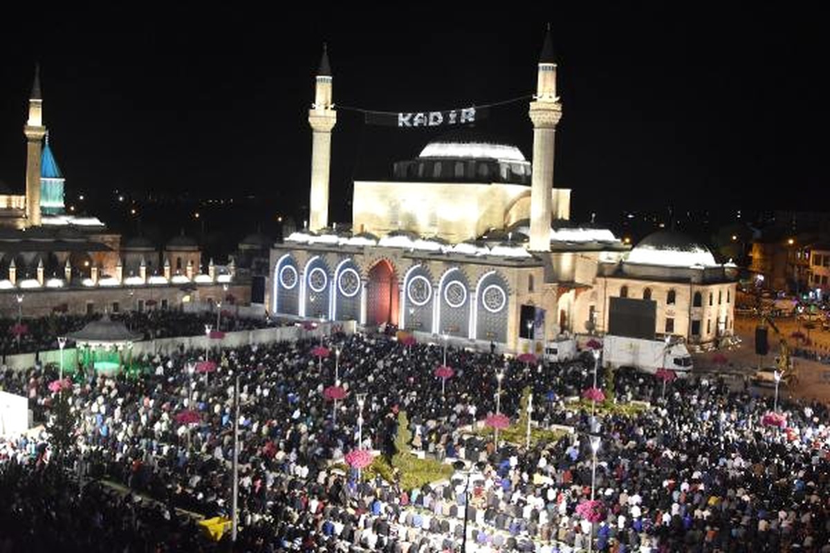 Mevlana Meydanı\'nda, Binlerce Kişi Ellerini Semaya Açtı