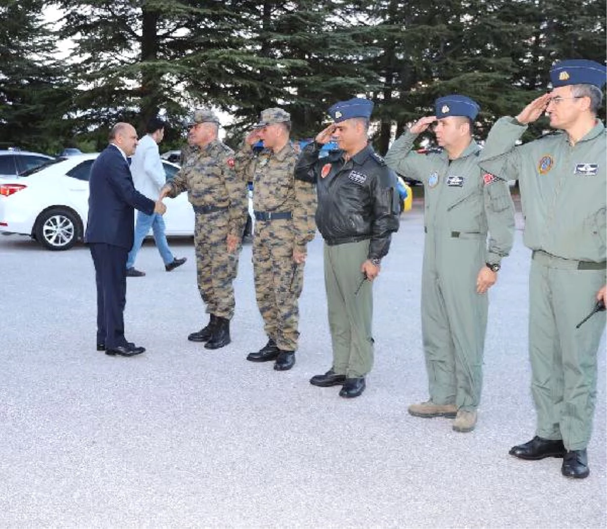 Milli Savunma Bakanı Işık, 3\'üncü Ana Jet Üs Komutanlığı\'nı Ziyaret Etti