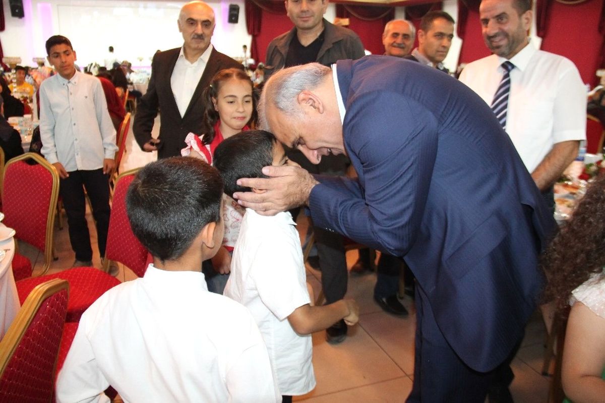 Öksüz Büyüyen Vali, Yetim Çocukların Programında Duygulu Anlar Yaşadı