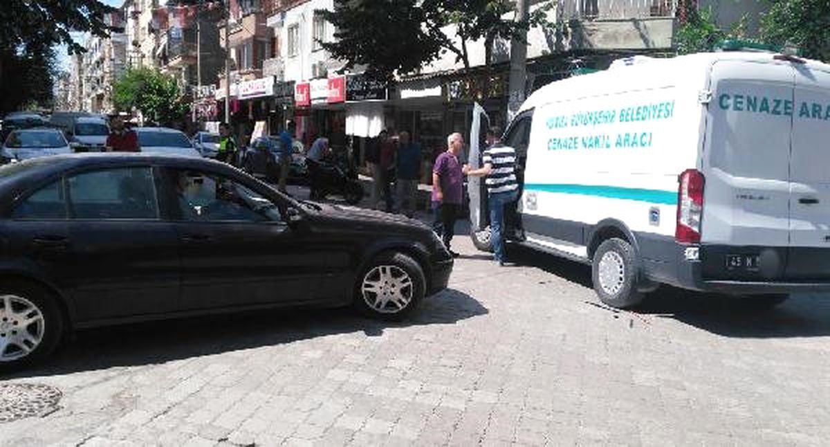Otomobil, Cenaze Aracına Çarptı
