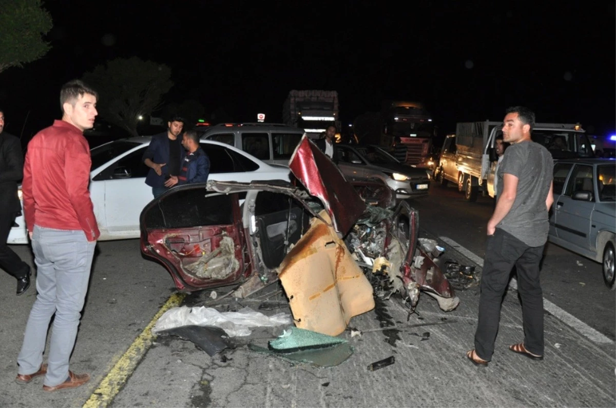 Otomobil Parçalara Ayrıldı: 3 Ölü, 8 Yaralı