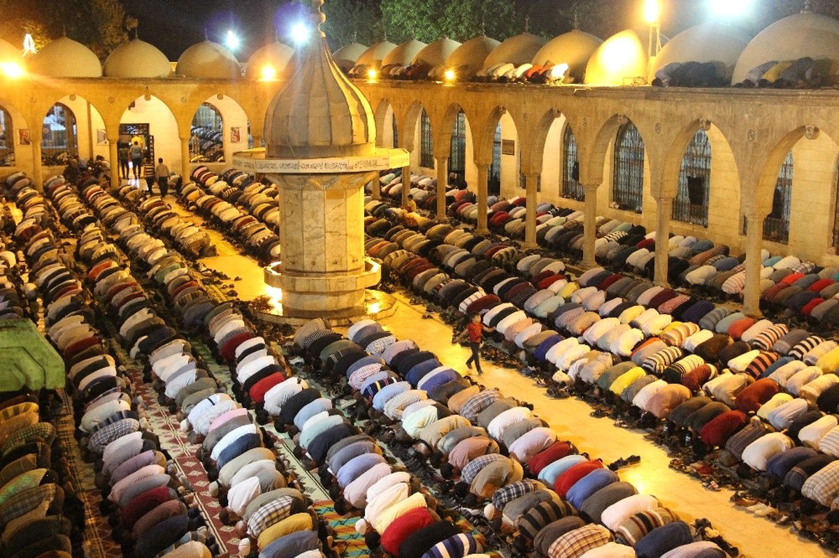Peygamberler Şehri\'nde Kadir Gecesi Yoğunluğu