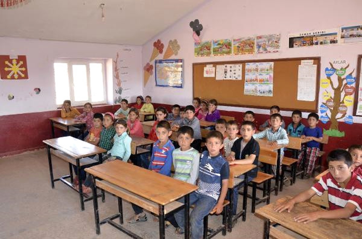 PKK\'nın Şehit Ettiği Öğretmenin Okulunda Yas