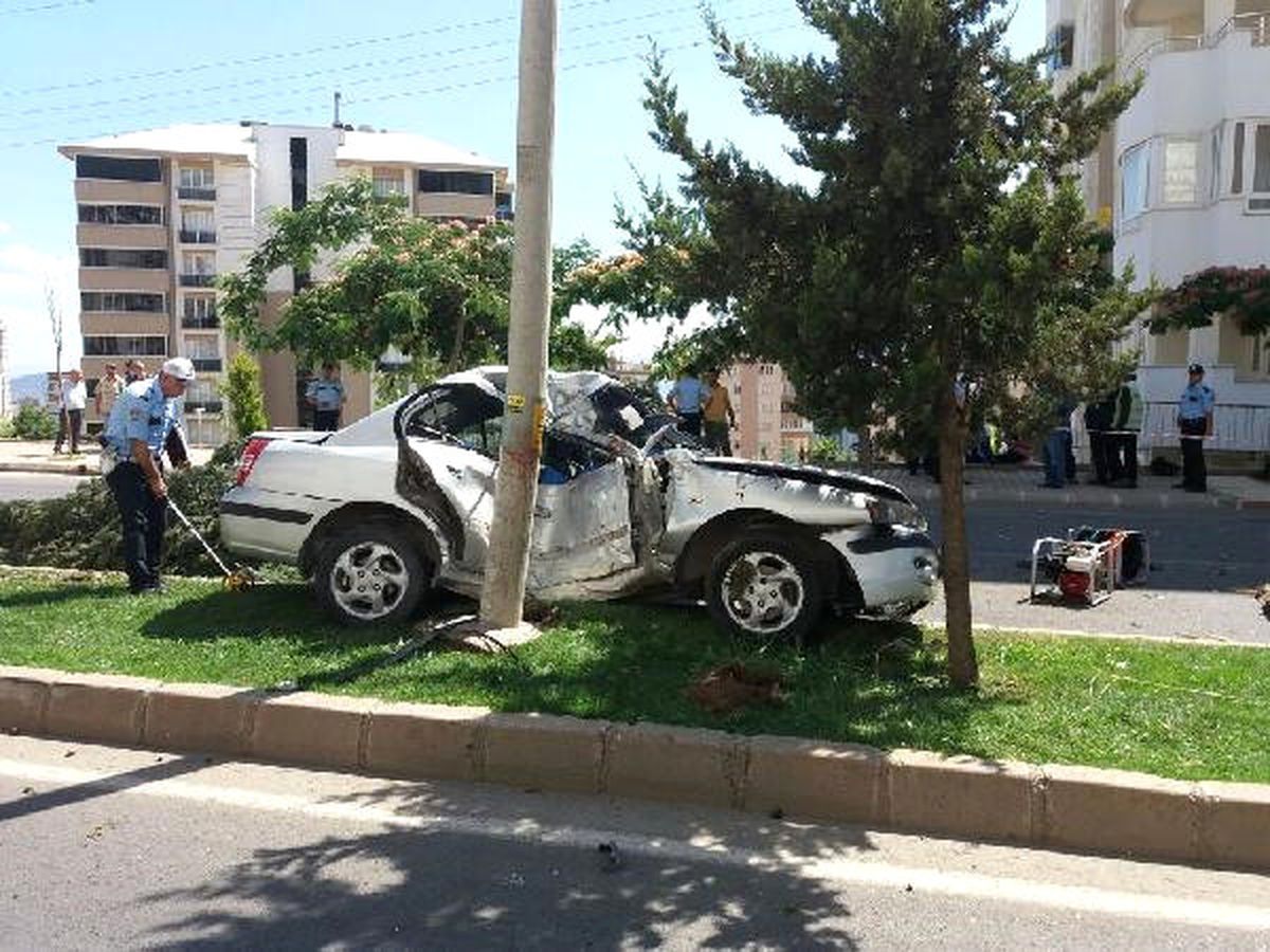 Refüjdeki Direğe Çarpan Otomobilin Sürücüsü Öldü