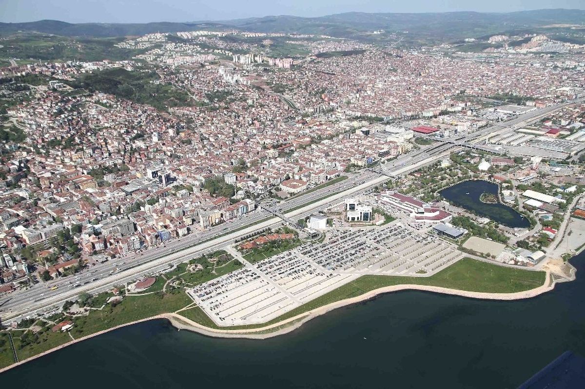 Kocaeli\'de Açık Sahil Otoparkı Vatandaşların Gözdesi Oldu