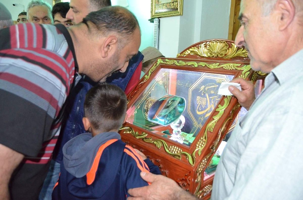 Sakal-ı Şerif\'e Dokunmak İçin Sıraya Girdiler