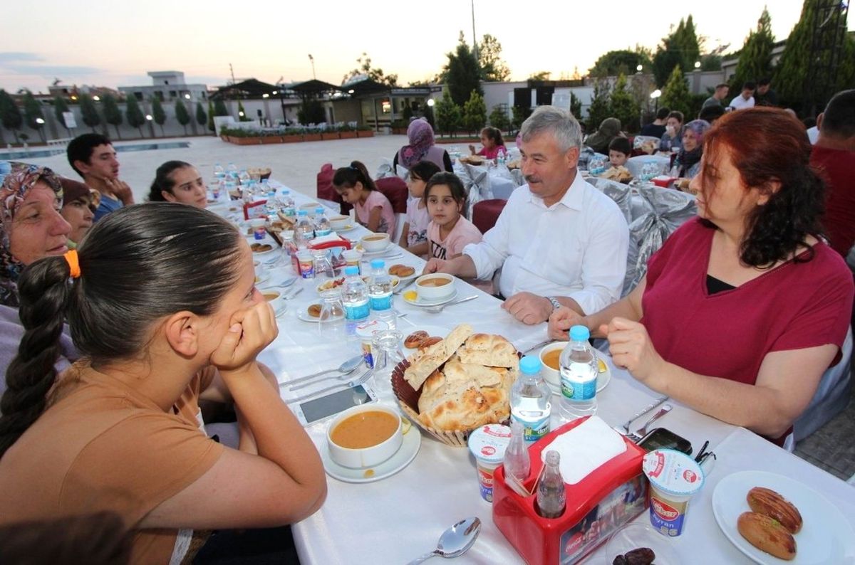Saruhanlı\'da Yetim Çocuklar İftarda Ağırlandı