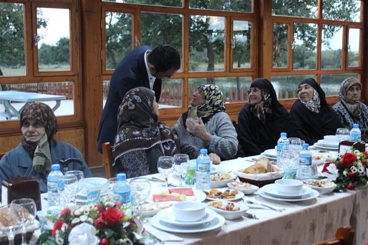 Süloğlu Sosyal Yardımlaşma ve Dayanışma Vakfı\'dan Yaşlılara İftar