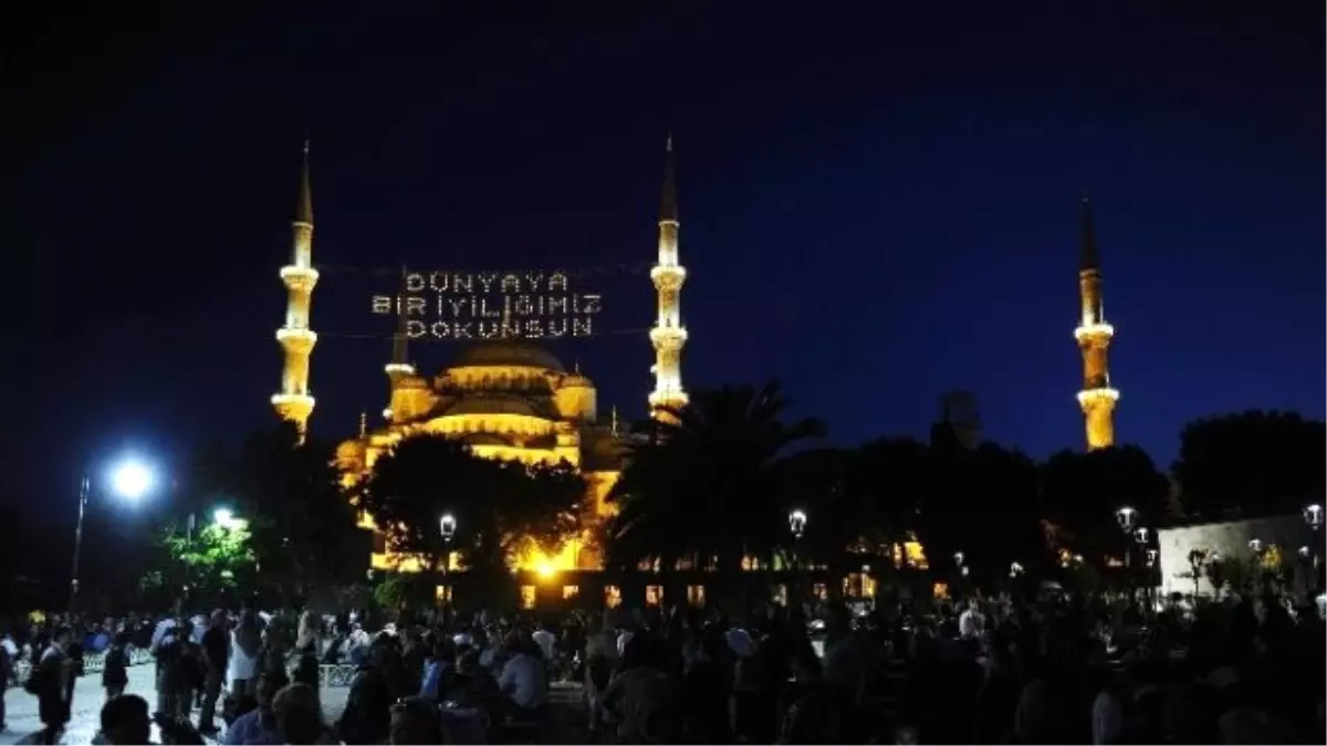 Sultanahmet Camisi\'nde Kadir Gecesi