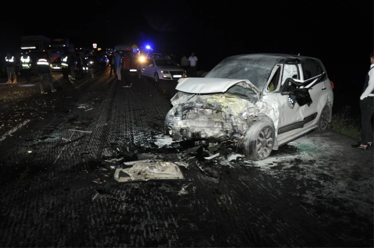 Tatvan\'da Trafik Kazası: 3 Ölü 8 Yaralı