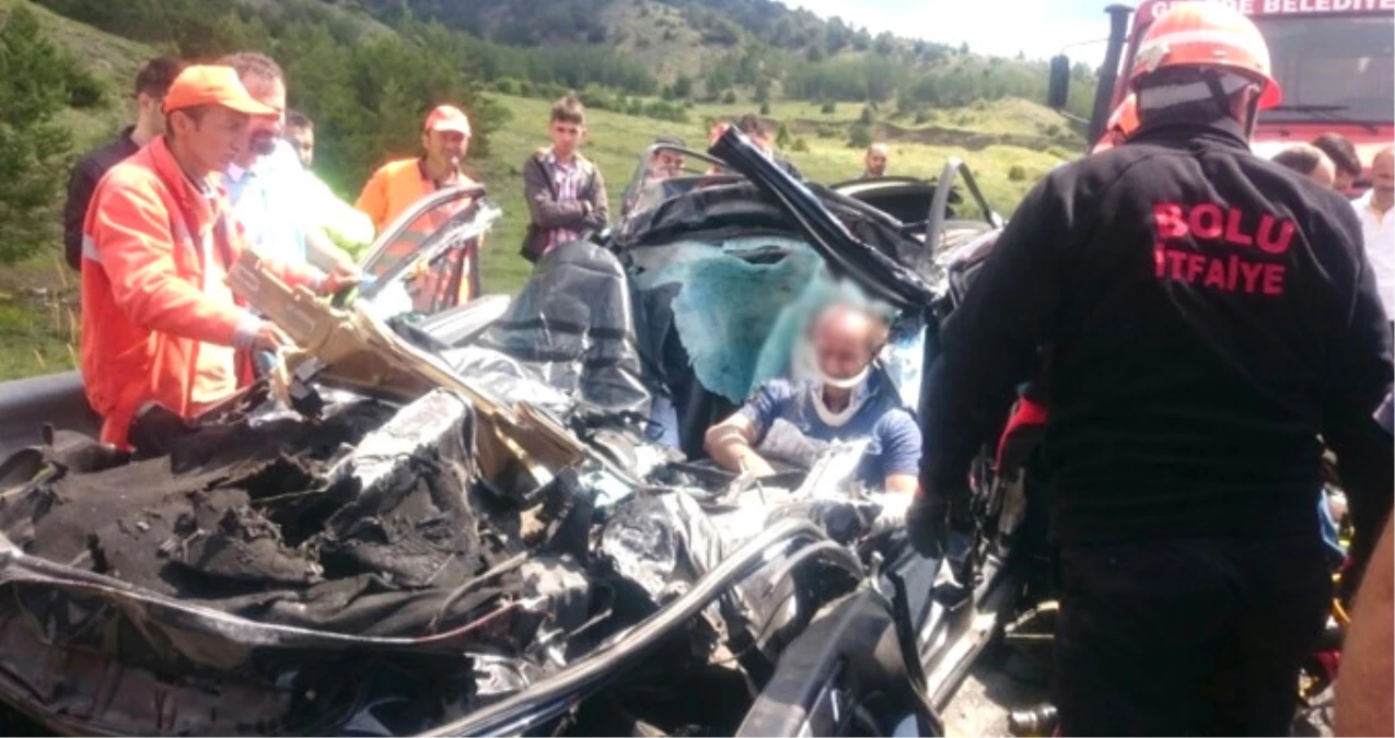 TIR\'a Çarpan Otomobilden Geriye Neredeyse Hiçbir Şey Kalmadı: 1 Ölü, 2 Yaralı