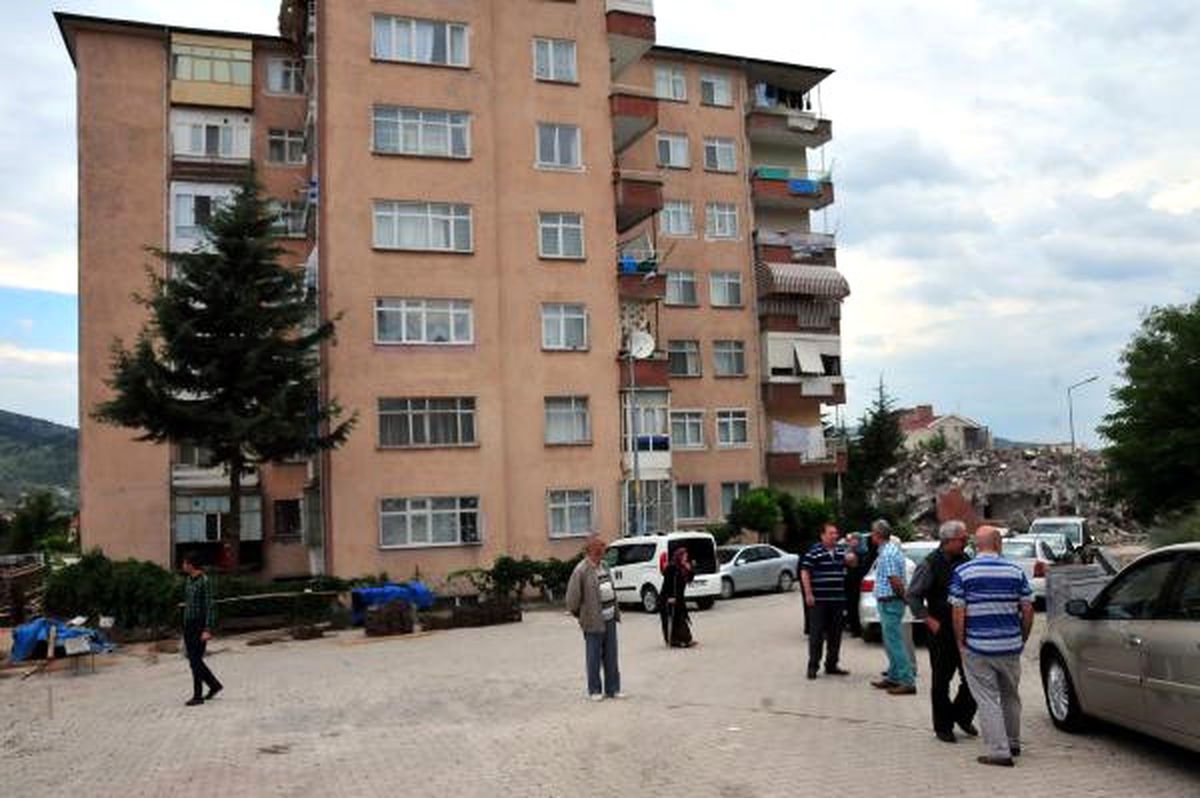 Tokat\'ta 7 Katlı Apartmanın Sakinleri Binalarının Yıkılmasını İstedi